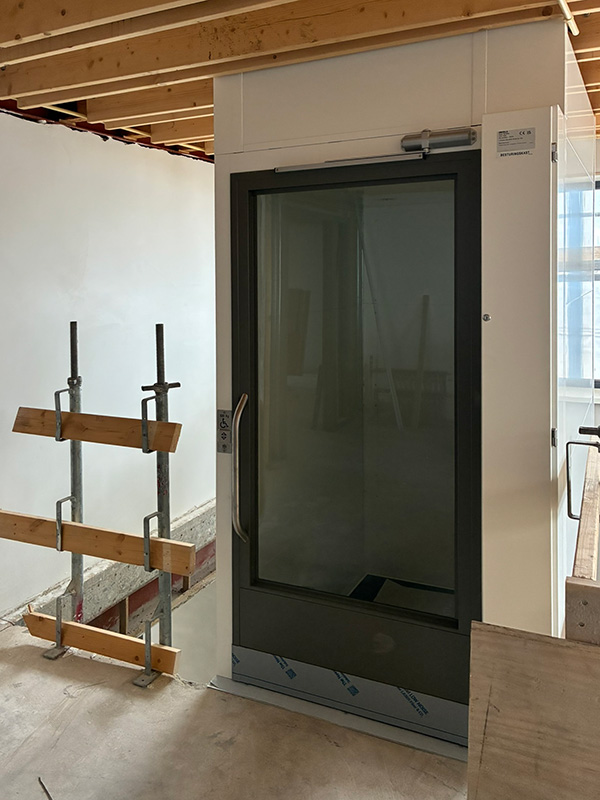 Motala-platformlift-met-cabine-2024